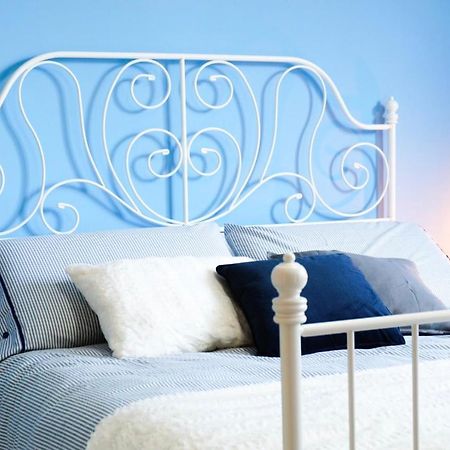 Villa Aurelia - Seafront Apartment With Terrace Quartu SantʼElena Екстериор снимка