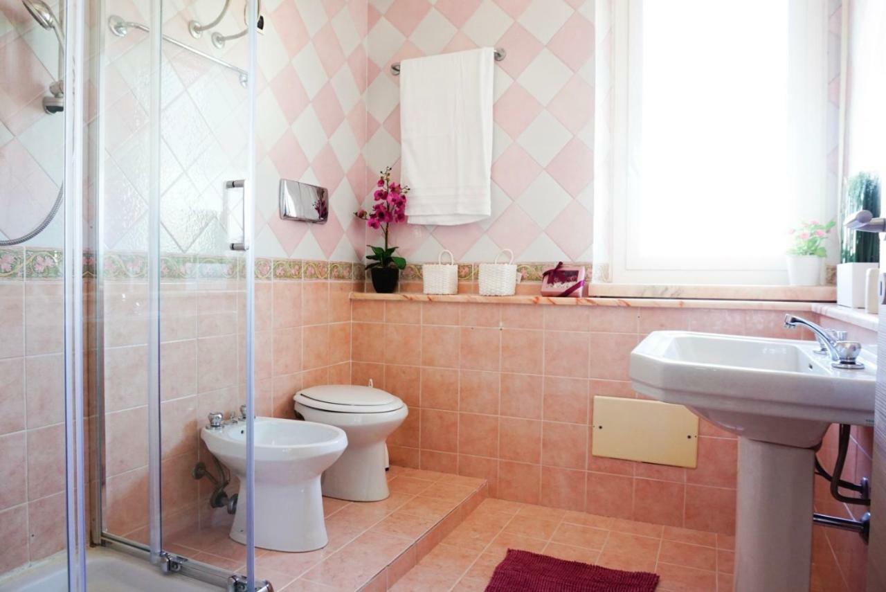 Villa Aurelia - Seafront Apartment With Terrace Quartu SantʼElena Екстериор снимка