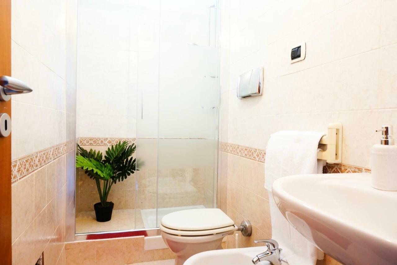 Villa Aurelia - Seafront Apartment With Terrace Quartu SantʼElena Екстериор снимка