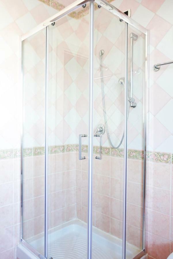 Villa Aurelia - Seafront Apartment With Terrace Quartu SantʼElena Екстериор снимка
